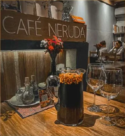 Interior de Café Neruda, fotografía incluida en su menú